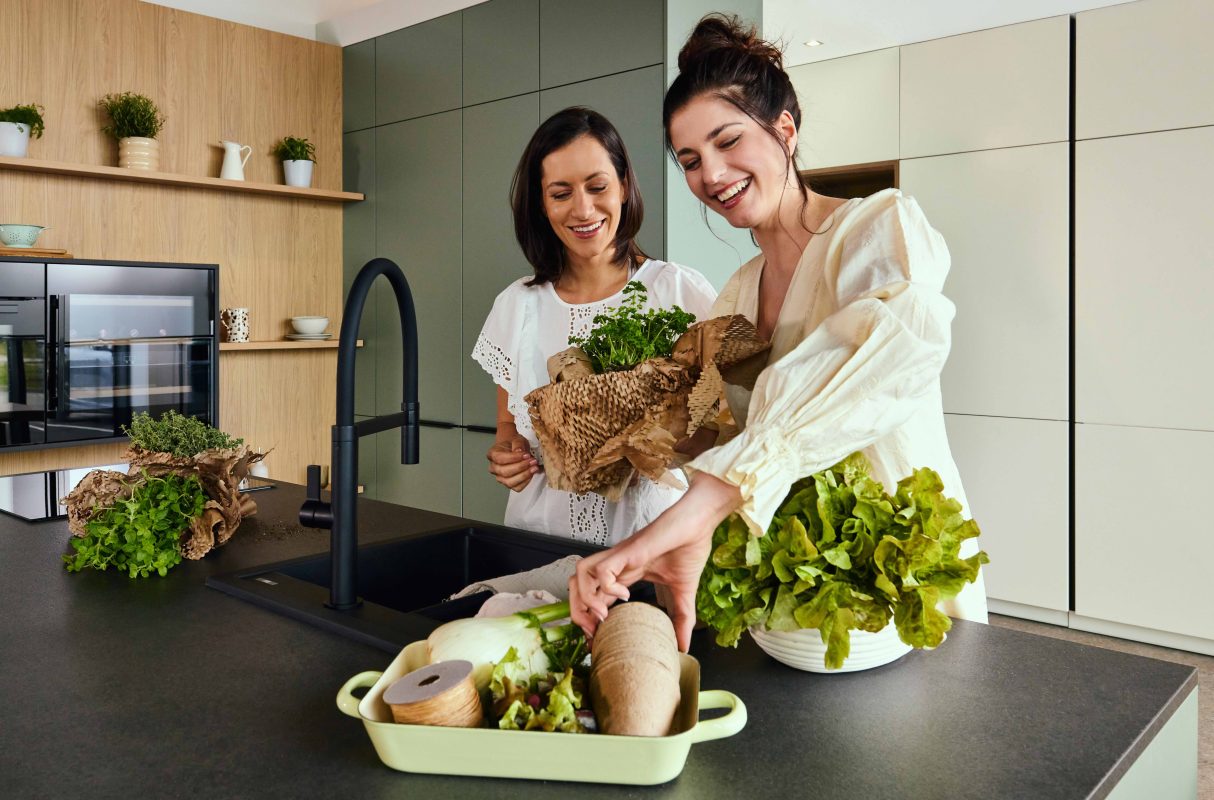 Fjord Grün mit Eiche Nordic und schwarzer Arbeitsplatte Modell Andros